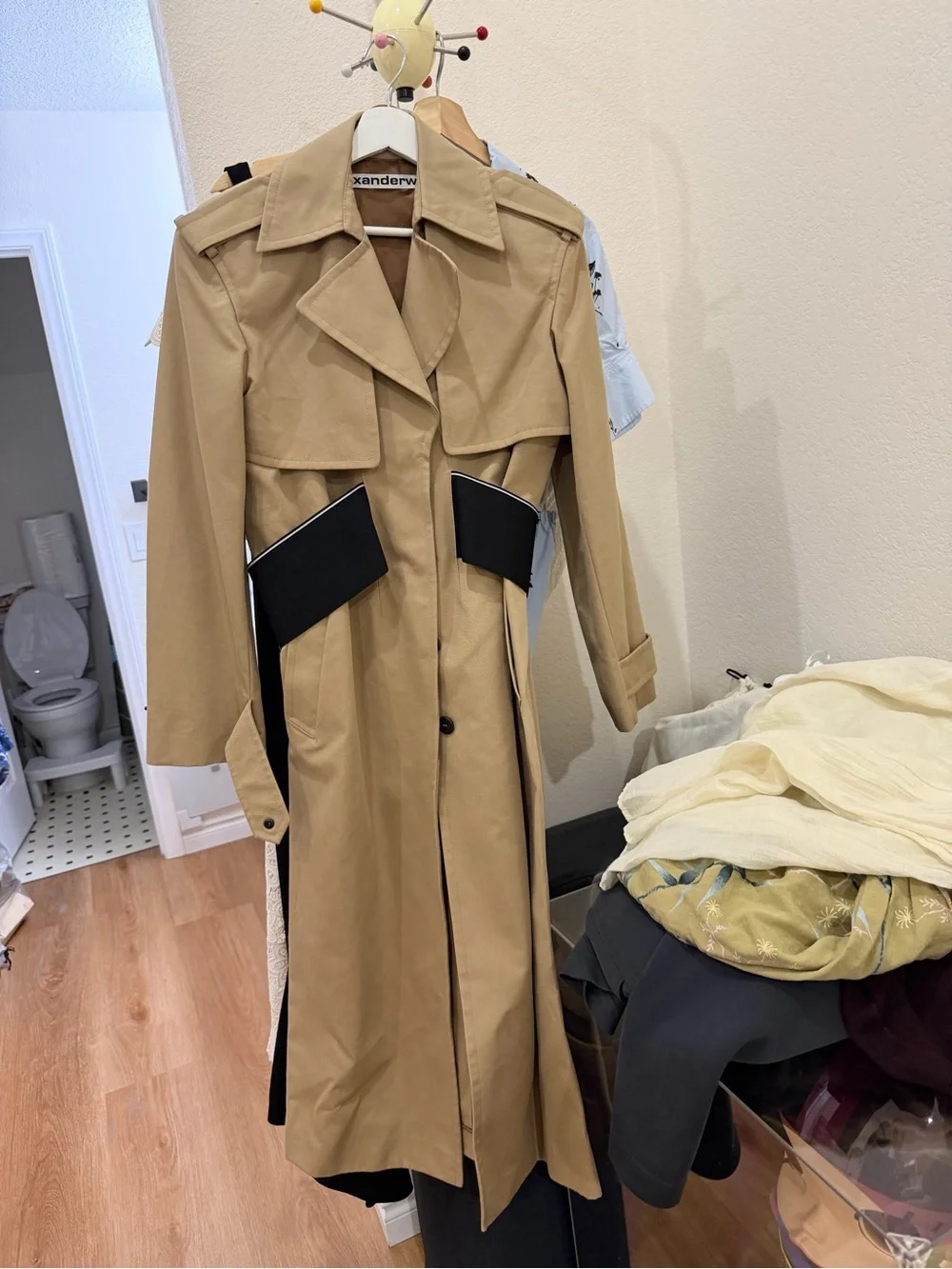 Alexander Wang Beige Trench Coat with Black Contrast Panels - Picture 5 of 11